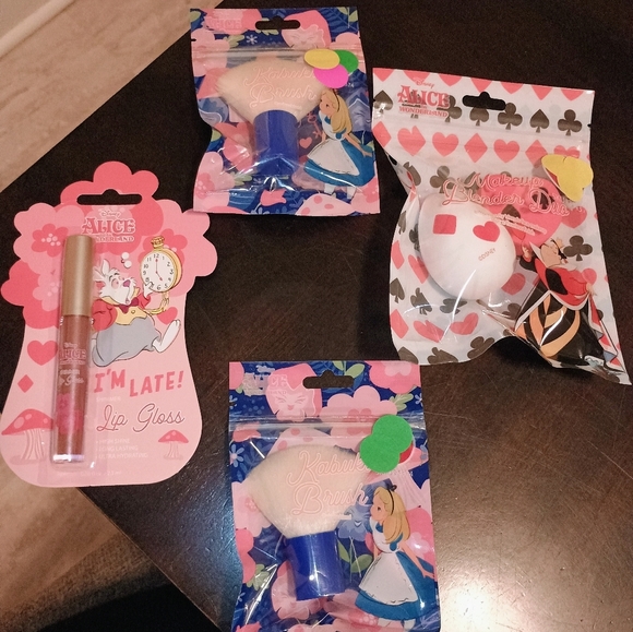 Alice in Wonderland beauty set . New - Picture 1 of 6